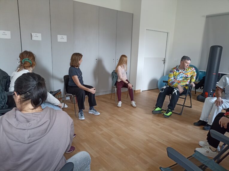 Yoga adapté pour gérer stress à l'hôpital Vinatier