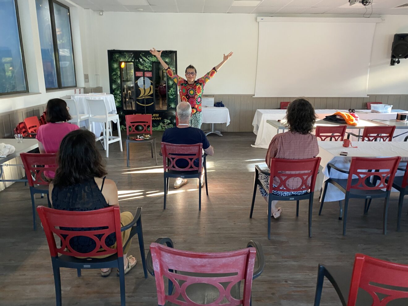 Yoga sur chaise pour le séminaire national IBPSA, organisé par les universitaires à Lyon